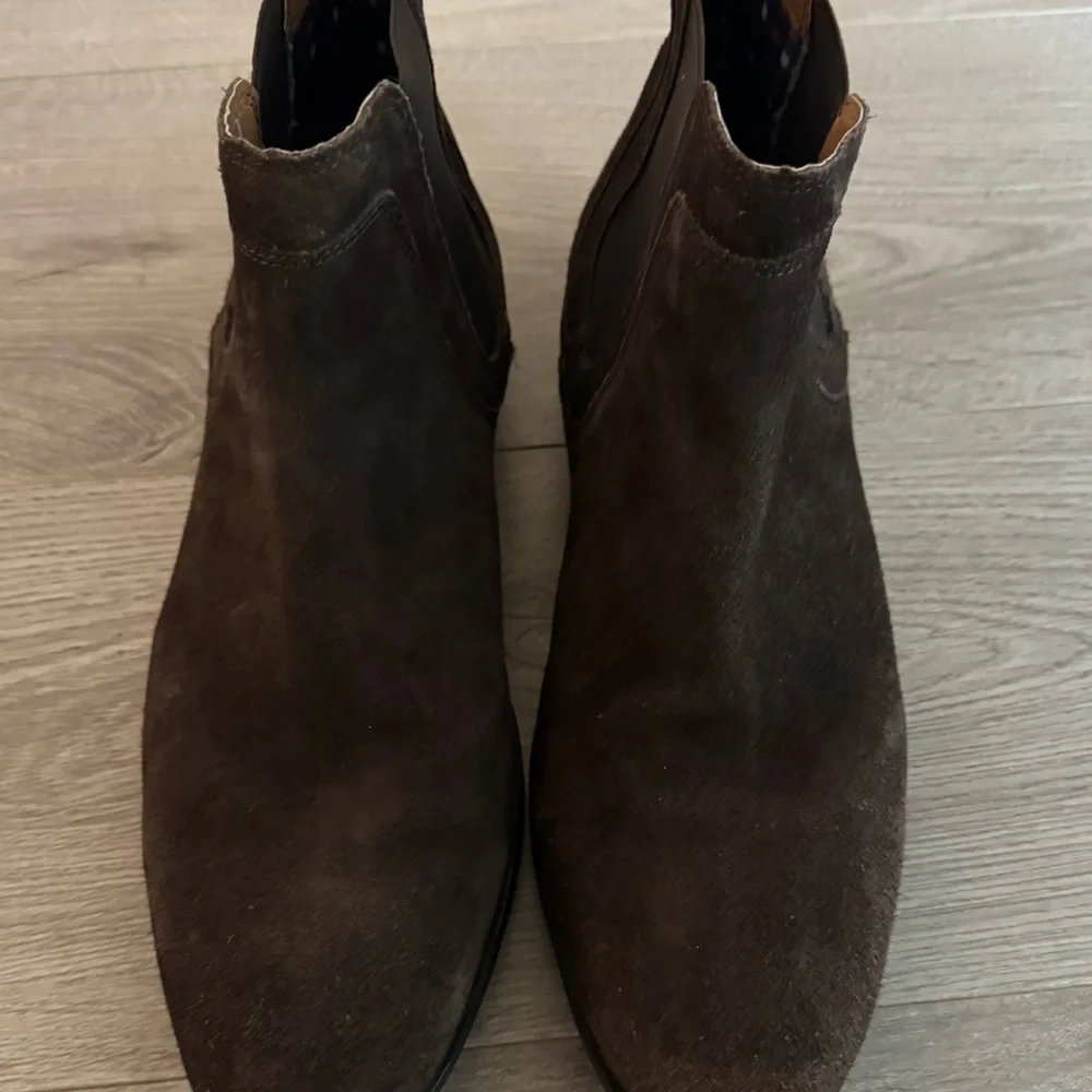 Ben Sherman Monroe Chelsea Boots in Brown Suede